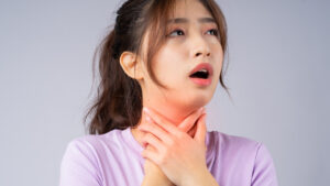 女性に多い甲状腺の病気とは？症状や原因、腫れの見分け方を解説